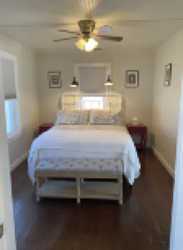 Dog friendly NON SMOKING Cottage 1 block from Town Square Hotels in Mason County