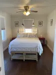 Dog friendly NON SMOKING Cottage 1 block from Town Square
