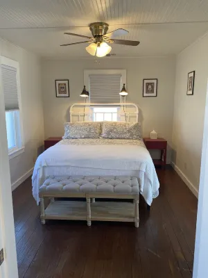 Dog friendly NON SMOKING Cottage 1 block from Town Square