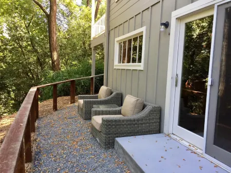Lovely, Large 1 Br Apt in Sunny Central Marin! On 2 acres of gardens & woodlands
