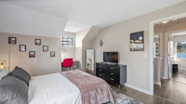 Serene 4BR Lakeside Retreat - Fire Pit & Comm Pool