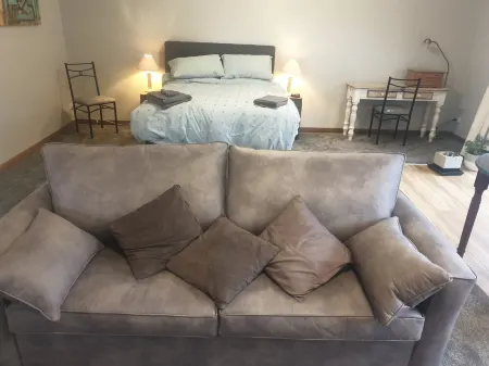 Entire Self Contained Suite, OffGrid Eco Farm Stay