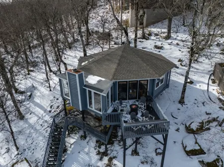 Experience Peak Bliss: Ski-In/Ski-Out Haven, 200FT to Lift, Mtn Views Aplenty!