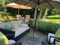 Farmhouse apartment on beautiful grounds. 2 mi. to Candlewood Lake 新費爾菲爾德酒店