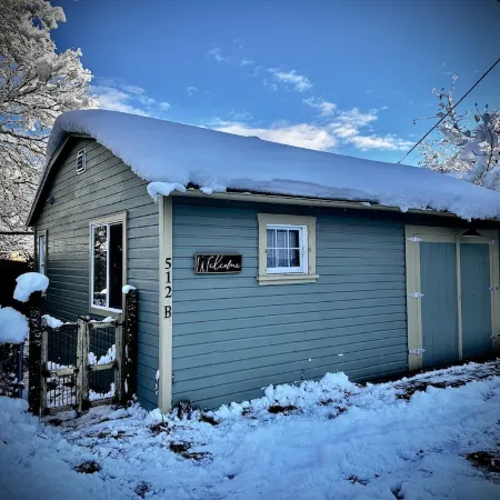 Downtown Bozeman Bungalow, pet friendly with private fenced yard