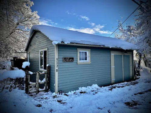 Downtown Bozeman Bungalow, pet friendly with private fenced yard