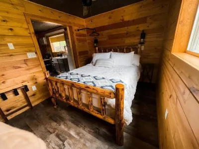 Gold Miner At Gold Creek Rustic Lux Cabin Near Mt. Rushmore & Custer State Park Hotels near Iron Creek