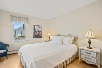 Beautiful Chatham,  Sun Sand & Surf.  8/10 mile to  beaches ,pet friendly home