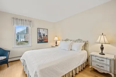 Beautiful Chatham,  Sun Sand & Surf.  8/10 mile to  beaches ,pet friendly home Hotel dekat Chatham Candy Manor