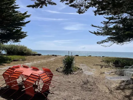 Beach Cottage - direct access to the beach Отели в г. Иль-Тюди