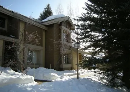 Cozy Family Sized Condo- Access to Hot Tub and Sauna- Minutes Away from Skiing