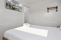 Cass-N-Reel Luxury Houseboat Hotels in Kent Narrows