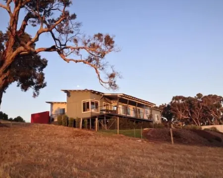 Views of Redwall Valley and close to beaches and wineries. ヤリンガップのホテル