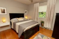 Minutes to DT & the Outdoors w/ flat, fenced backyard perfect for the pups! Hotel dekat Shoji Spa & Retreat