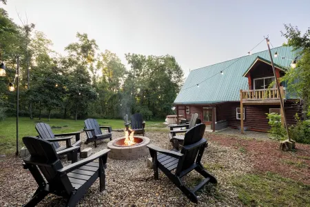 Escape to Sage Creek Cabin: 5 Acres + Privacy + Hot Tub + Fire Pit