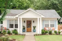 Beautifully renovated cottage in historic downtown & near colleges Các khách sạn gần Conway Dinner Theater