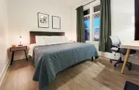 NEW Stylish Getaway Condo- 5 mil to Uptown/3 Smart TV's!