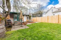 Charming Ballard Cottage Retreat with Cozy Fireplace 발라드 호텔