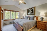 Luxury Winter Retreat in Winter Park: Steps to Main Street with Private Hot Tub 스노우블레이즈 콘도미니엄스 주변 호텔