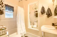 Entire Bungalow, Romantic, Comfy & Cozy! On-Site Parking, 2 Baths