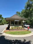 90 Second Walk to Beach, 2 Hours Free Pickleball/Tennis Daily, Secure WIFI Hotels in 