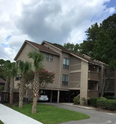 90 Second Walk to Beach, 2 Hours Free Pickleball/Tennis Daily, Secure WIFI Hotels in 