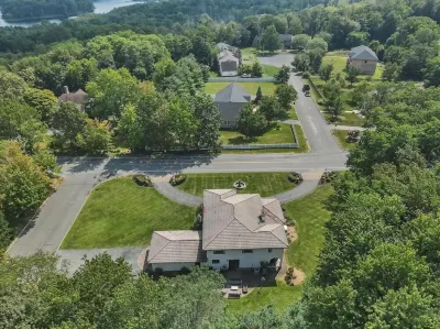 Spacious + beautiful 5-bedroom Mediterranean Villa in Monroe, NY.  호텔