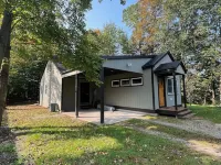 Cozy Cabin - walking distance to town and 10 minutes to Bromley. Pet friendly! Hotels in Manchester Center