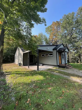 Cozy Cabin - walking distance to town and 10 minutes to Bromley. Pet friendly! Отели рядом с достопримечательностью «Даттон Фарм Станд»