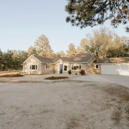 Tranquil Forest Retreat: Designer 4-Bedroom Ranch with Hot Tub & Firepit
