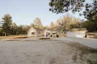 Tranquil Forest Retreat: Designer 4-Bedroom Ranch with Hot Tub & Firepit