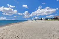 100 Steps to the Gulf -Soaring Ceilings, Beams, Contemp, Free Lighthouse Passes - Beach