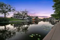 Luxury Waterfront Farmhouse - Fire Pit, Chef's Kitchen-Poker Table -Sleeps 24 - ブティック