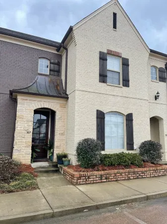 3 bdr & 3.5 baths condo off S. Lamar and minutes from The Square and Ole Miss!