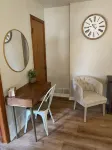 Newly remodeled home - adorable and cozy! The Norma Stark Memory Garden and Labyrinth附近的飯店