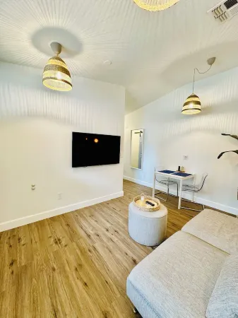 Santorini Cabana in Zephyrhills Отели в г. Зефирхиллс