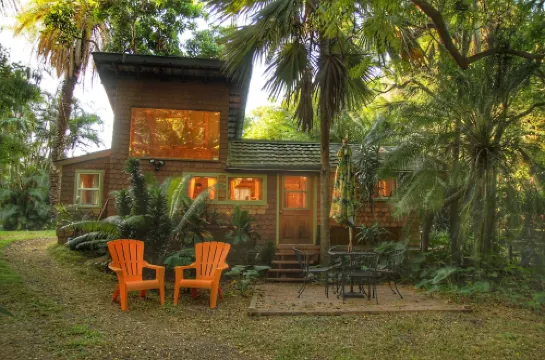 Adorable 1930's Gingerbread House....Permitted!