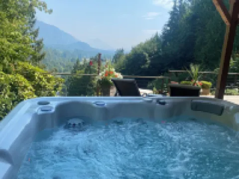 Romantic LOG CABIN on Stilly River w/ Hot tub! Setup for 2 people only