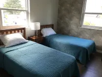Upscale cottage: First block from the beach