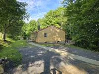 Relax with family or friends at this quiet & clean country 3 bedroom home