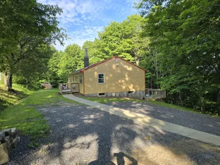 Relax with family or friends at this quiet & clean country 3 bedroom home