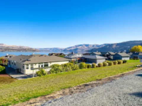 Wapato Point Home Single Level 4 Bed 3 Bath Sleeps 12, Close to Waterfront Park Hotels in Manson