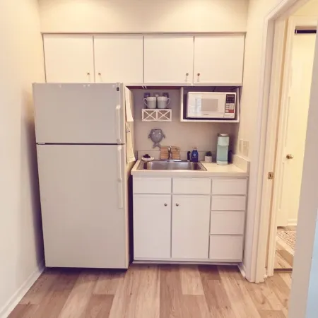 Luxury studio suite in Sea Trail. Close to beach. Wonderful screen in porch.