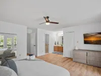 Luxury on the Lake - Waterfront, Private Dock, Kayaks, Paddle Boards, Fire Pit Hotels in Westport