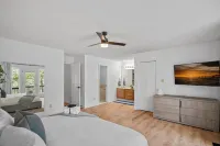 Luxury on the Lake - Waterfront, Private Dock, Kayaks, Paddle Boards, Fire Pit