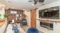 Downtown Delight! Cozy, 1 Bedroom garden apartment