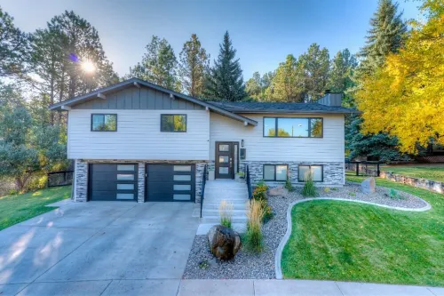 Modern home with privacy of the hills right in town! - Boutique
