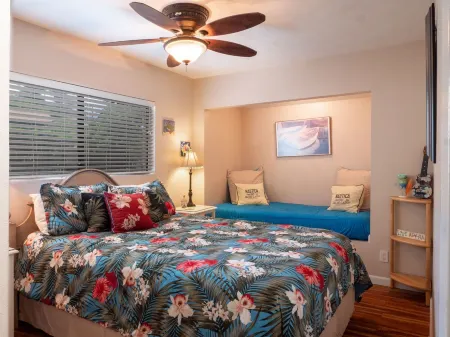 Private 2BR Cottage House with Waterfall Pool Maui Meadows Permitted