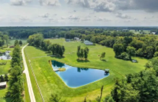 Cozy efficiency ONE large room ONE QUEEN bed apartment with kitchenette no oven.