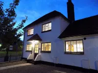 Three-Time Award Winning, Stunning 1700's Grade 2 listed cottage near Stonehenge